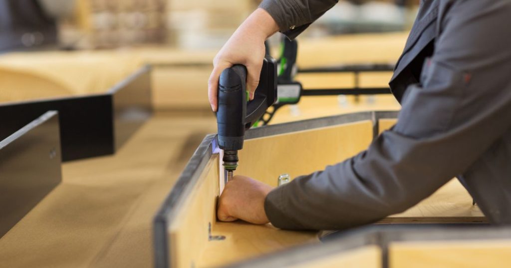 Como Montar Guarda-Roupa em Barueri: 5 Passos e Dicas capa montador de moveis em Barueri